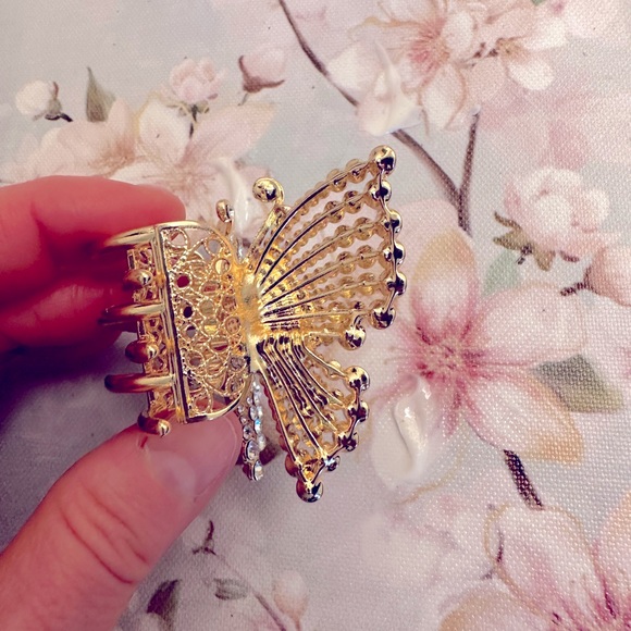 ♥️Butterfly Pearl Gorgeous Hair clips set New! Gold tone and pearl! So pretty! - Picture 5 of 5